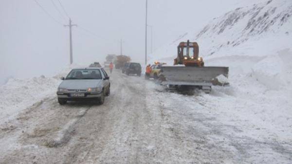 بارش برف و مسدود شدن راه 2 روستا در گالیکش