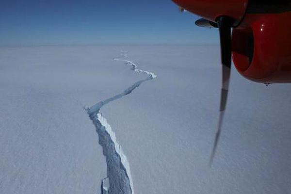 ببینید ، لحظه شکسته شدن یک کوه یخ بزرگ در قطب جنوب